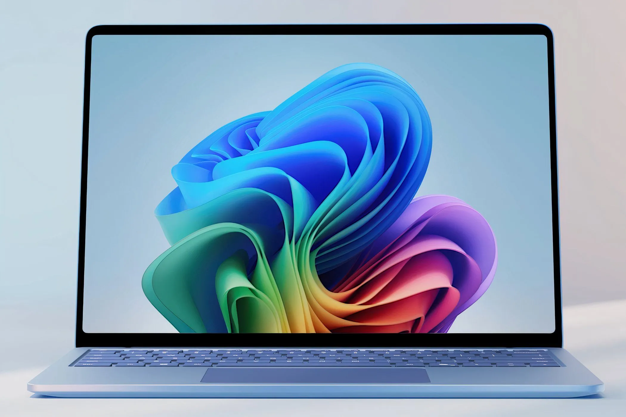 Người dùng đang mở laptop Microsoft Surface Laptop 7th Edition màu bạch kim, khoe màn hình IPS 3:2 và bàn phím chất lượng cao