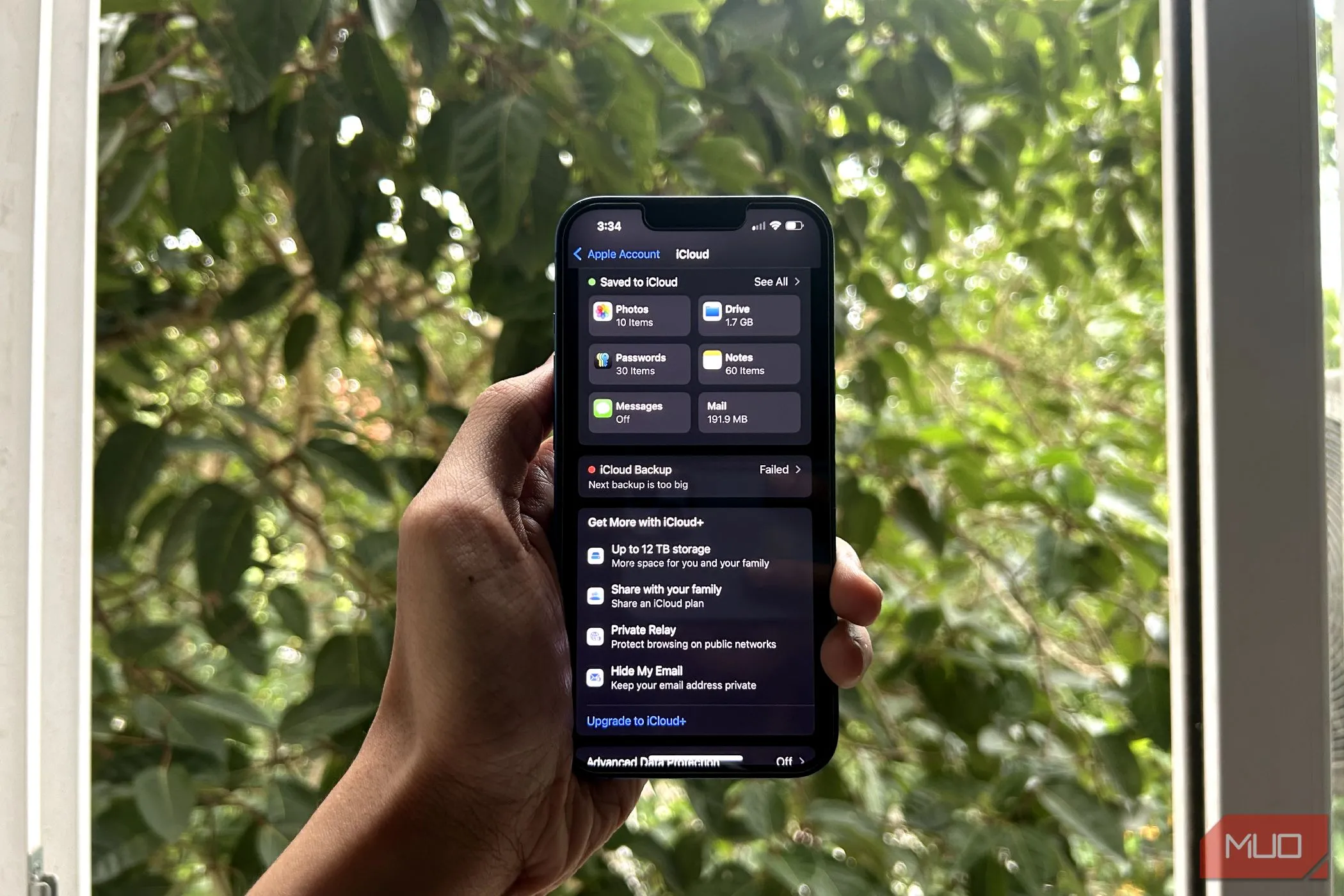 Người dùng đang mở menu iCloud trên iPhone để kiểm tra dung lượng lưu trữ