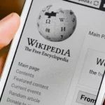 Người dùng đang mở ứng dụng Wikipedia trên điện thoại để tra cứu thông tin, minh họa khả năng khám phá kiến thức số.