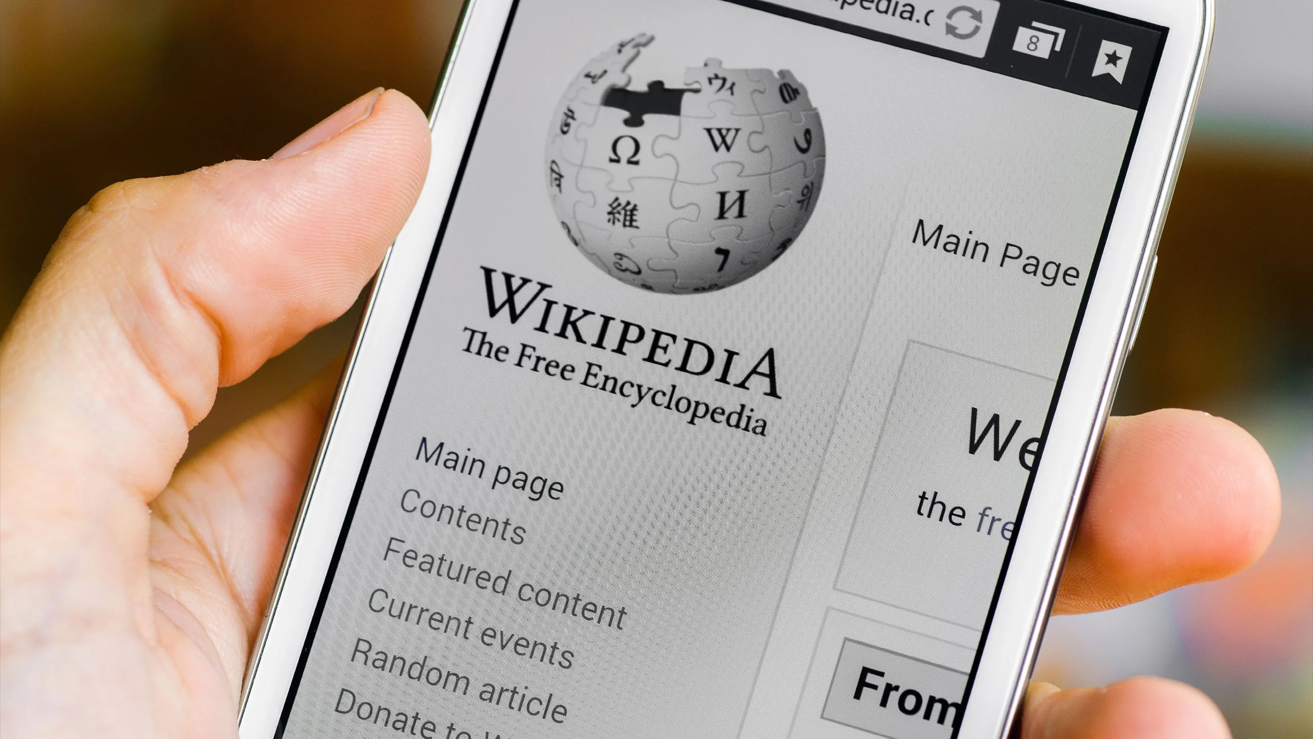 Người dùng đang mở ứng dụng Wikipedia trên điện thoại để tra cứu thông tin, minh họa khả năng khám phá kiến thức số.