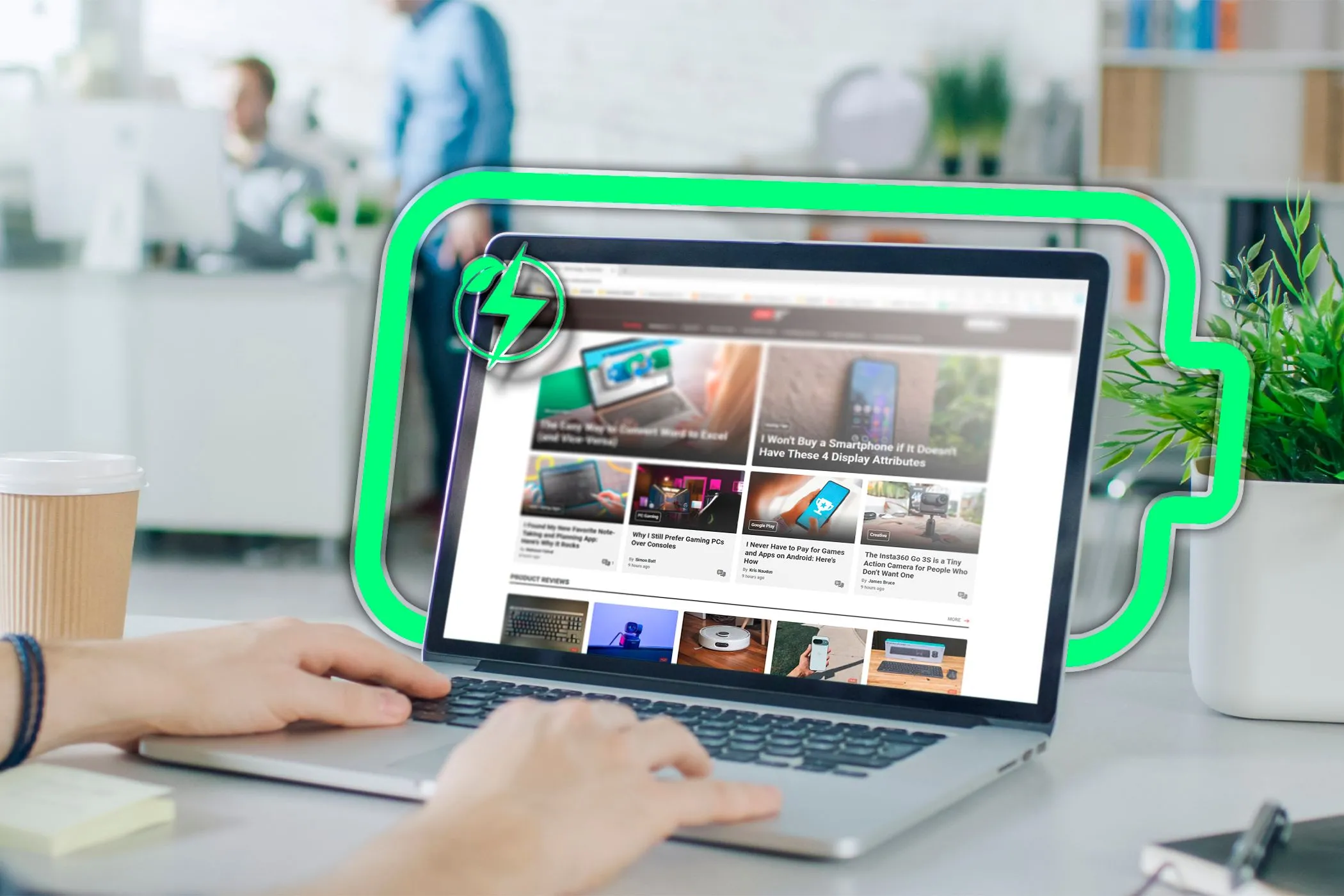 Người dùng đang sử dụng Microsoft Edge trên laptop với biểu tượng tiết kiệm pin, làm nổi bật khả năng tối ưu năng lượng của trình duyệt.