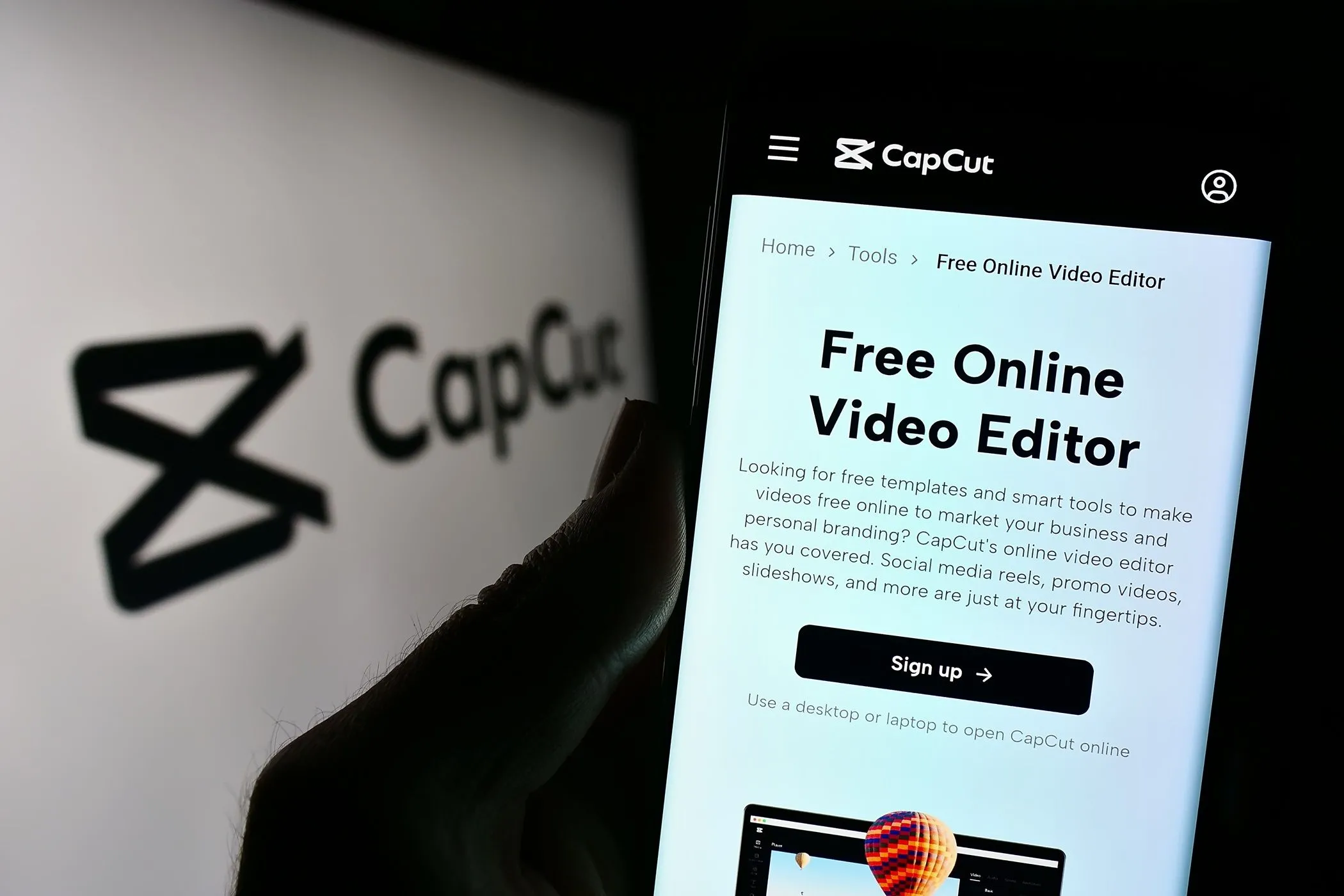 Người dùng đang sử dụng ứng dụng CapCut trên điện thoại, minh họa sự cạnh tranh với Edits