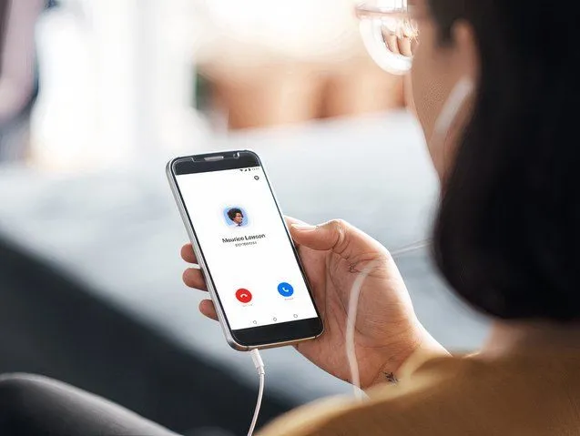 Người dùng đang sử dụng Zoom Phone để thực hiện cuộc gọi di động trong môi trường làm việc.