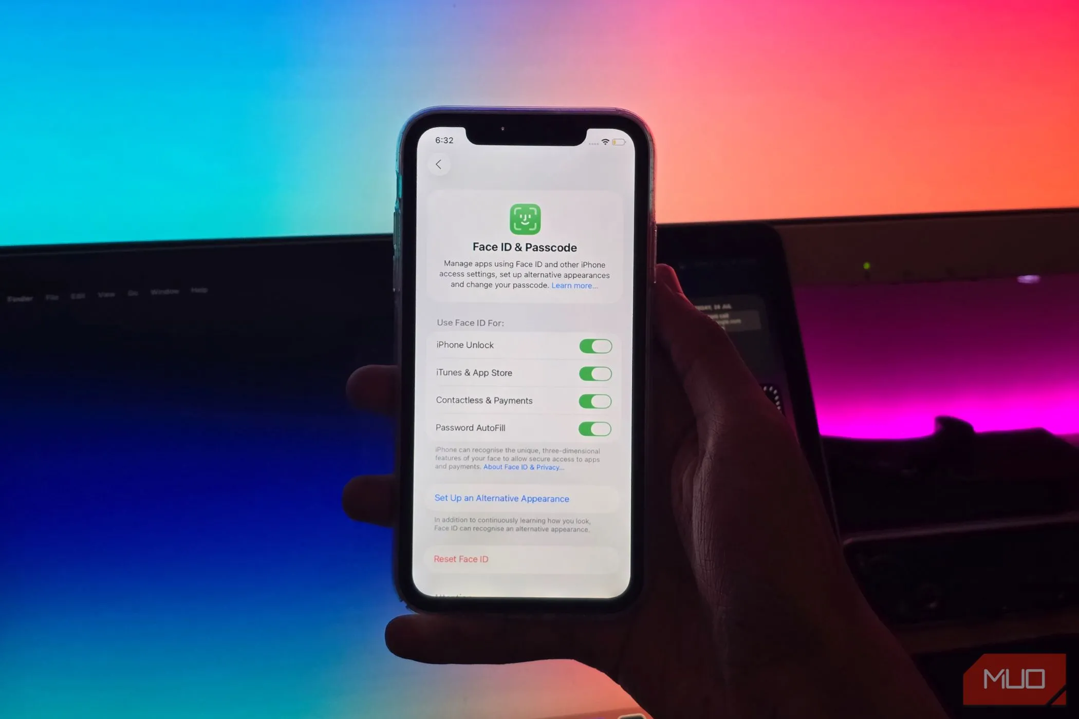 Người dùng đang thao tác trên màn hình iPhone, mở mục Face ID &amp; Mật mã trong Cài đặt để kiểm tra và thiết lập lại Face ID