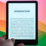 Người dùng đang thao tác trên màn hình Kindle Paperwhite Signature Edition