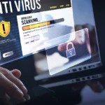 Người dùng đang thao tác trên máy tính, biểu tượng công cụ quét virus và bảo mật mạng