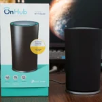 Người dùng đang thiết lập hệ thống Mesh Wi-Fi qua ứng dụng di động, thể hiện sự đơn giản trong cài đặt