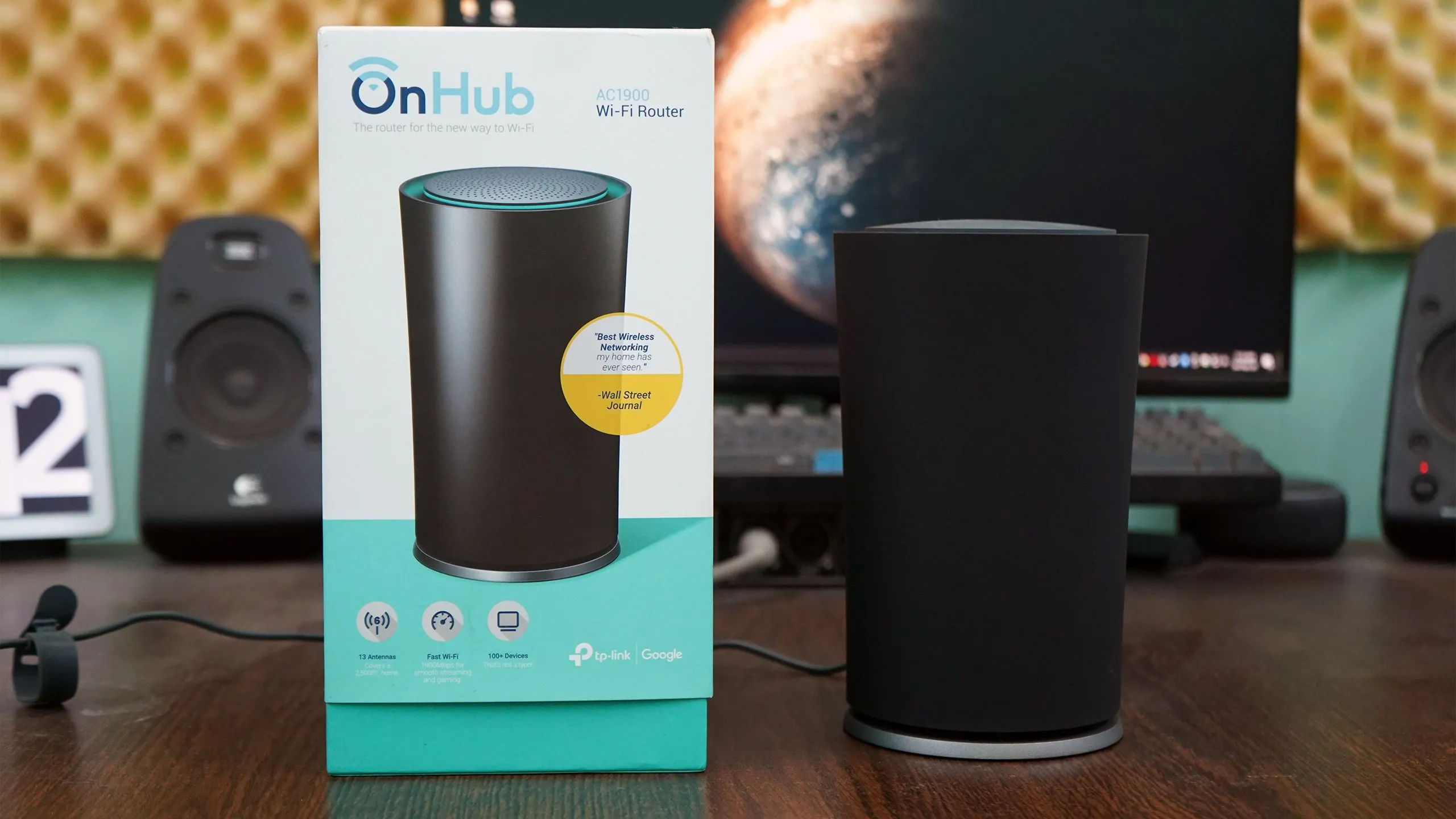 Người dùng đang thiết lập hệ thống Mesh Wi-Fi qua ứng dụng di động, thể hiện sự đơn giản trong cài đặt