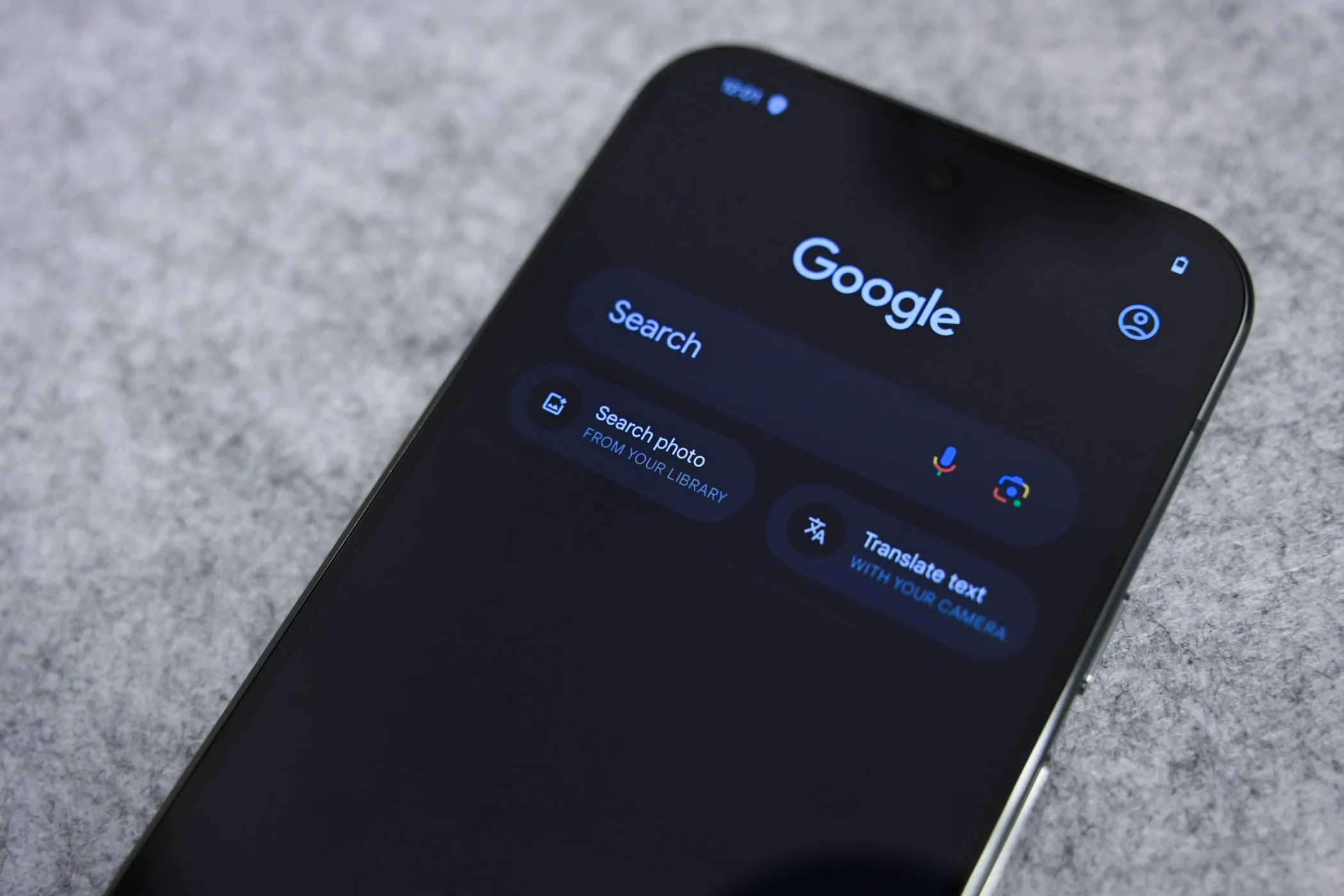 Người dùng đang tìm kiếm trên Google Pixel 9 Pro XL với giao diện AI Search mới