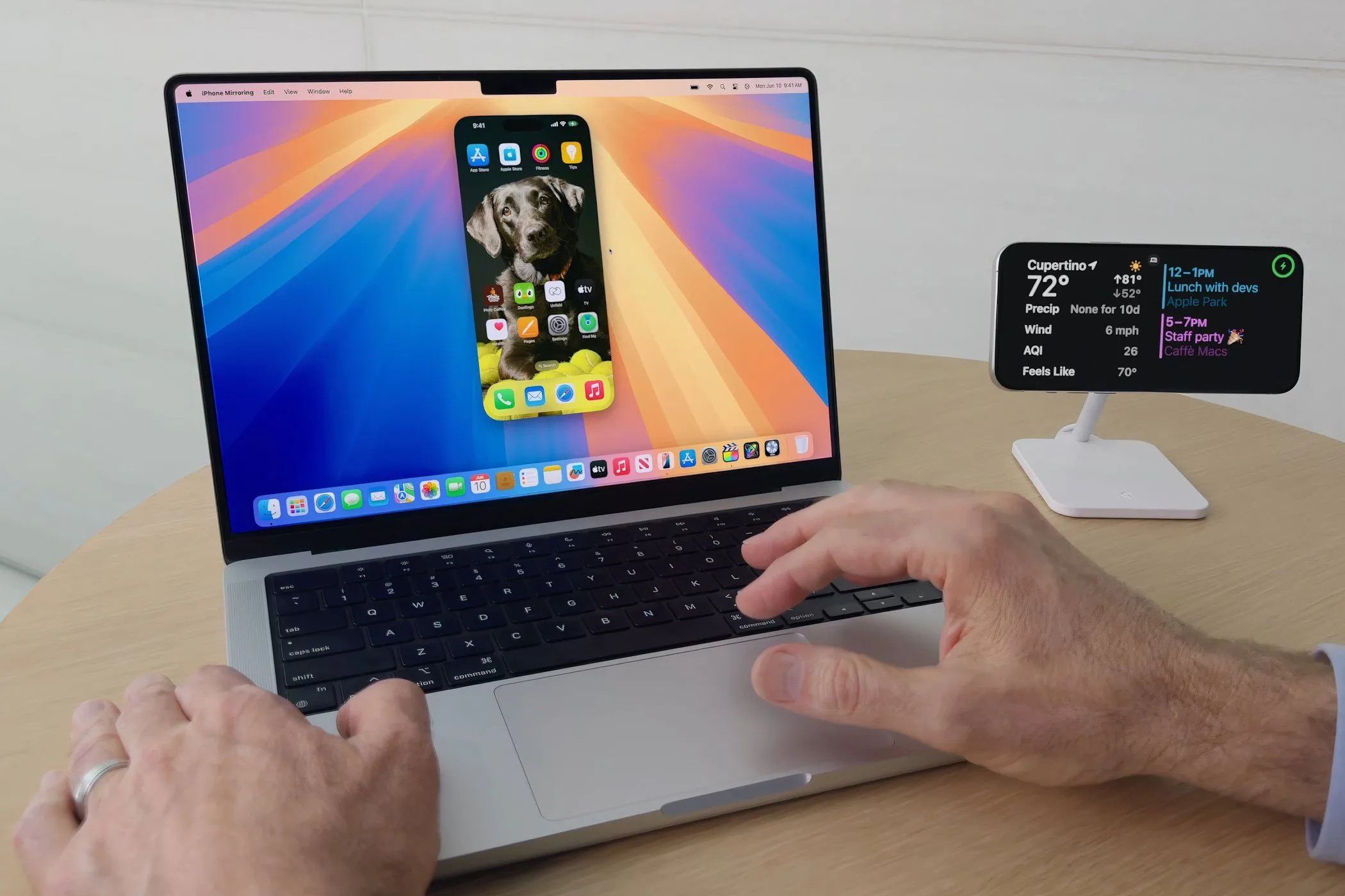 Người dùng đang trải nghiệm tính năng Phản chiếu iPhone trên MacBook Pro chạy macOS Sequoia