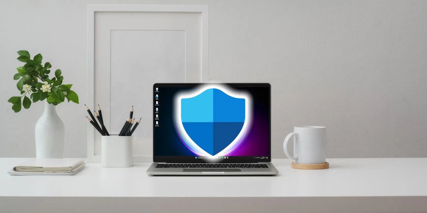 Người dùng đang tương tác với giao diện Windows Security trên màn hình laptop, biểu tượng bảo mật Windows nổi bật.