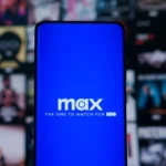 Người dùng đang xem logo Max trên điện thoại trước màn hình TV