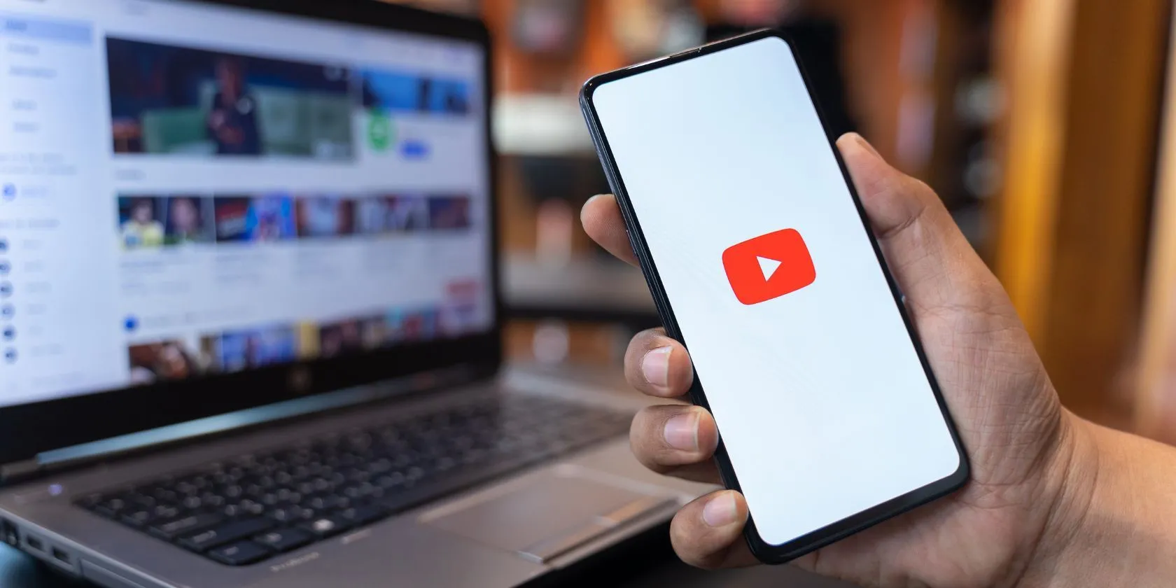 Người dùng đang xem YouTube trên điện thoại, minh họa bối cảnh cần cảnh giác với bình luận lừa đảo trên nền tảng này.