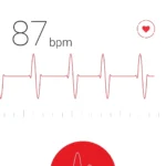Người dùng đặt ngón tay lên camera sau điện thoại Android để đo nhịp tim bằng ứng dụng Google Fit