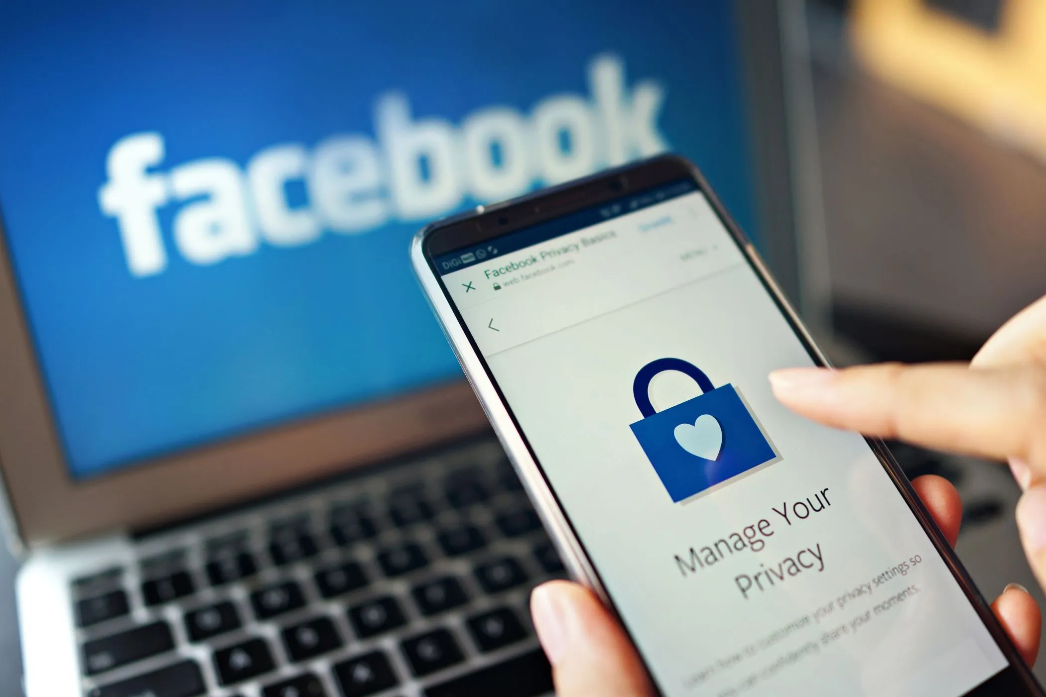 Người dùng điều chỉnh cài đặt quyền riêng tư trên ứng dụng Facebook trên điện thoại, minh họa việc quản lý thông tin cá nhân khi liên kết tài khoản.