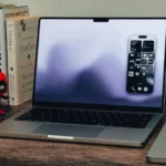 Người dùng điều khiển iPhone từ MacBook thông qua tính năng Gương iPhone của macOS Sequoia