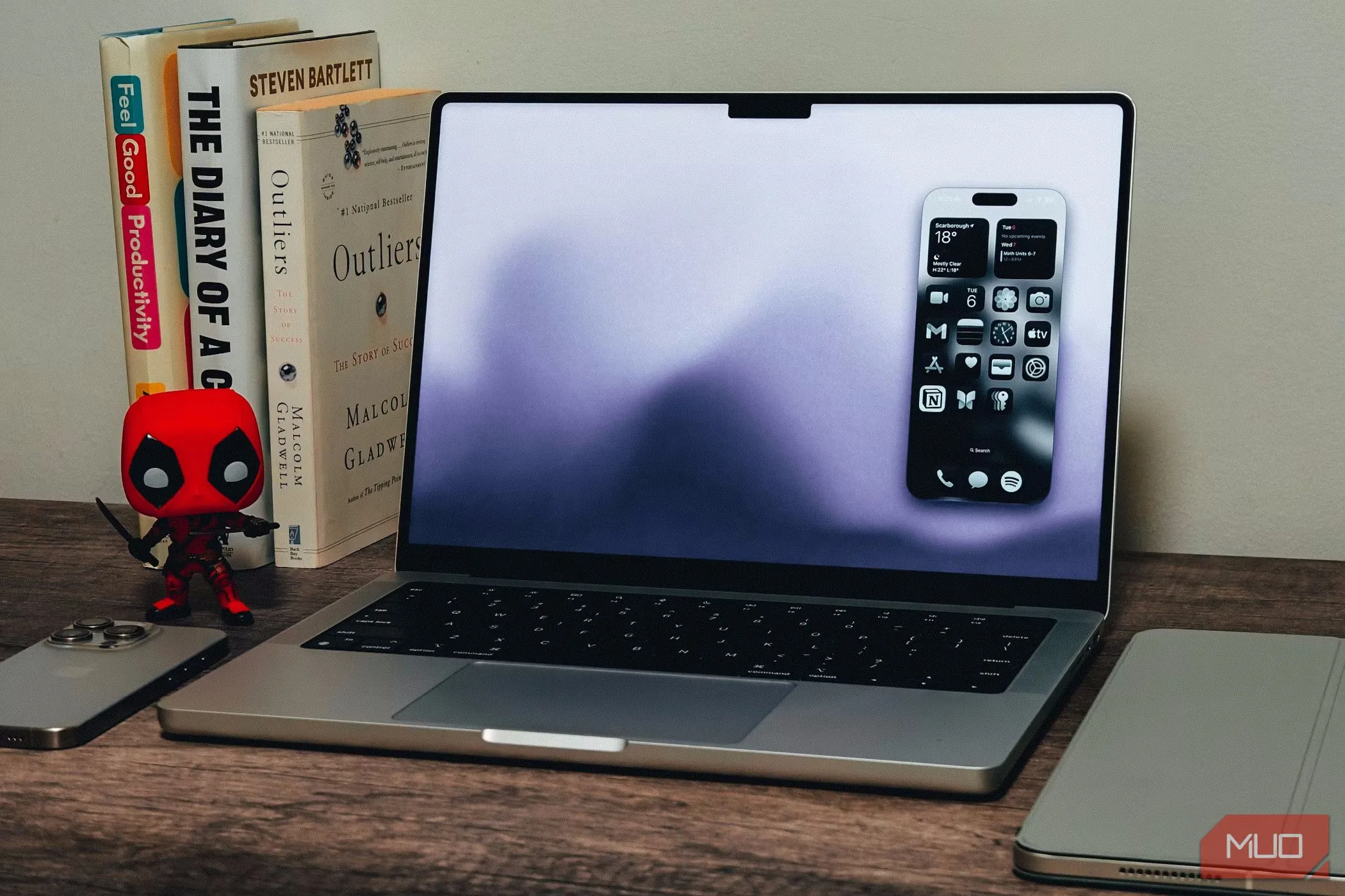 Người dùng điều khiển iPhone từ MacBook thông qua tính năng Gương iPhone của macOS Sequoia
