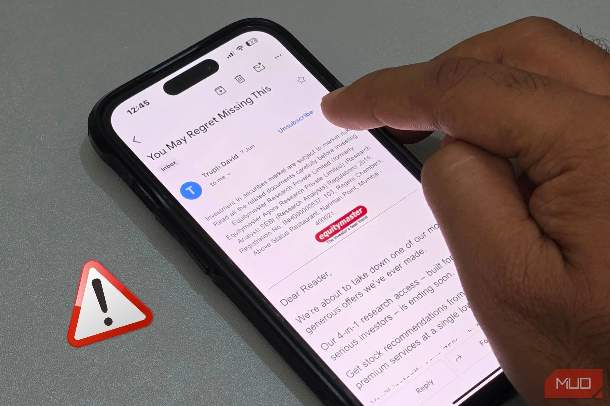 Người dùng iPhone đang thực hiện thao tác hủy đăng ký từ một email spam, một hành động có thể vô tình xác nhận địa chỉ email đang hoạt động.