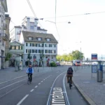 Người dùng khám phá đường phố Zürich qua tính năng Street View của Google Maps, hiển thị chế độ xem toàn cảnh chân thực giúp định hướng và trải nghiệm du lịch ảo.