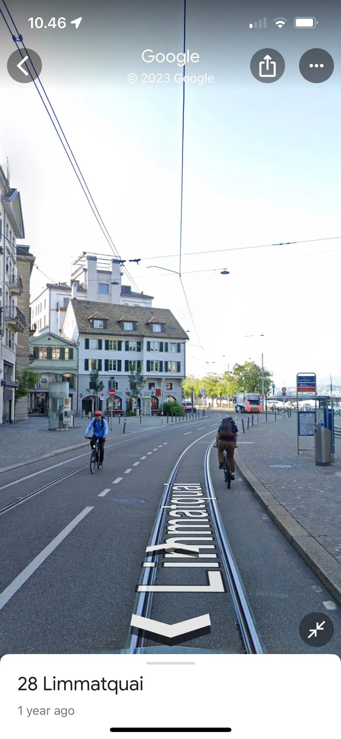 Người dùng khám phá đường phố Zürich qua tính năng Street View của Google Maps, hiển thị chế độ xem toàn cảnh chân thực giúp định hướng và trải nghiệm du lịch ảo.