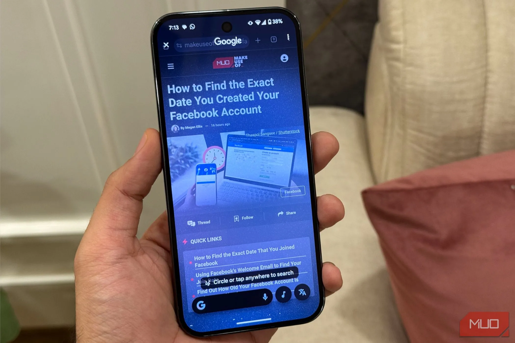 Người dùng khoanh tròn để tìm kiếm thông tin trên màn hình điện thoại Android bằng tính năng Circle to Search