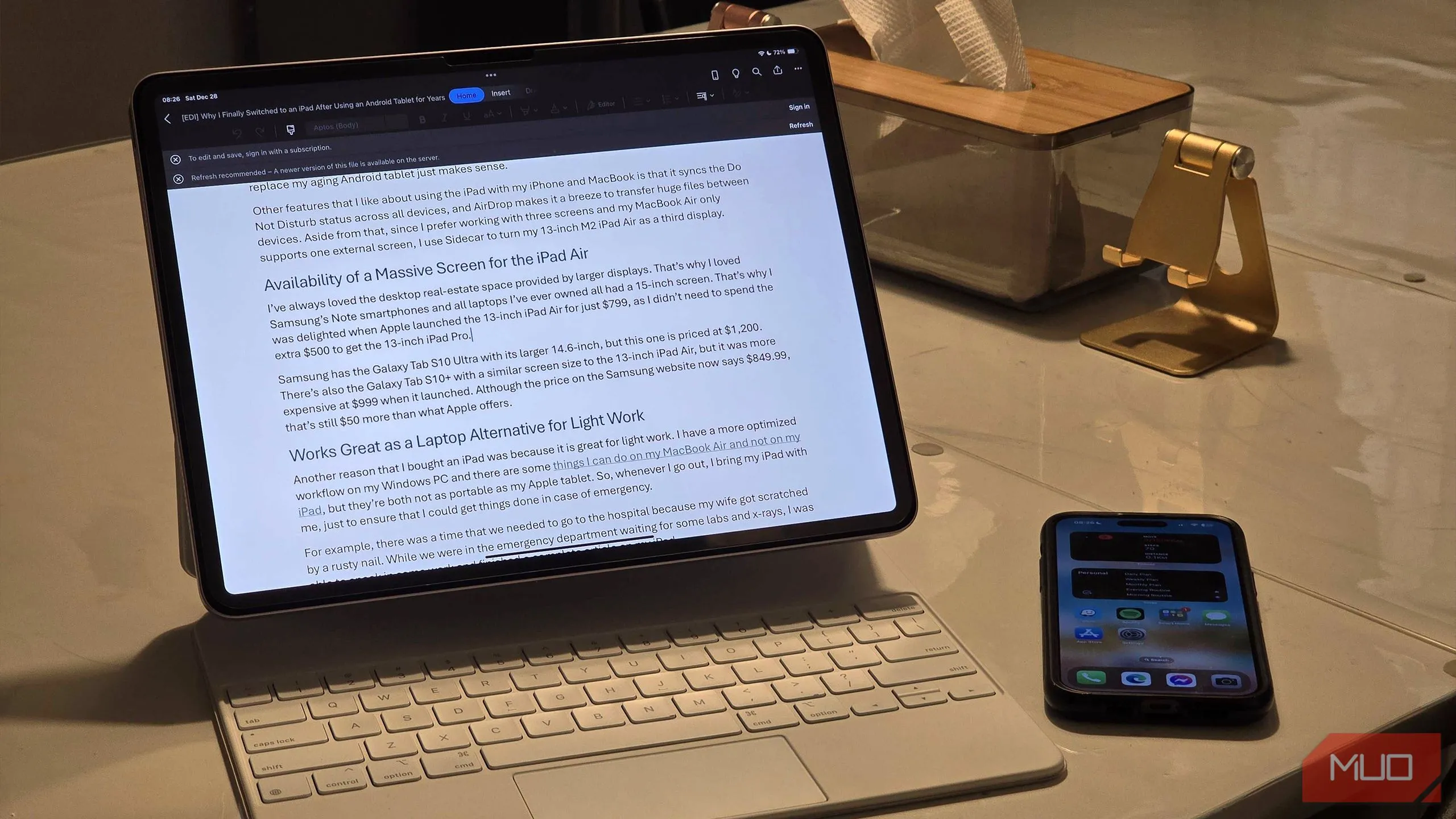 Người dùng làm việc trên iPad Air trong môi trường di động, thể hiện khả năng thay thế laptop cho các tác vụ nhẹ và tính linh hoạt của thiết bị.