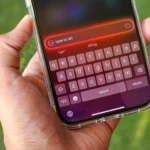 Người dùng sử dụng tính năng gõ văn bản cho Siri trên iPhone, minh họa cho AI trên smartphone