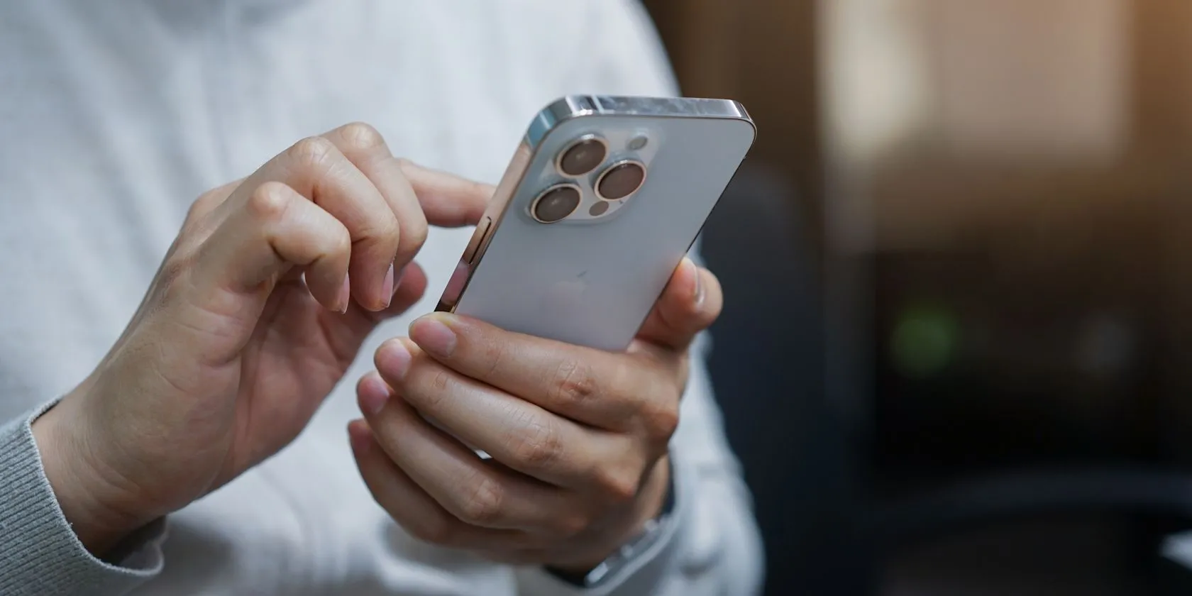 Người dùng thao tác trên iPhone 13 Pro Max, minh họa việc sử dụng iPhone có Dual SIM
