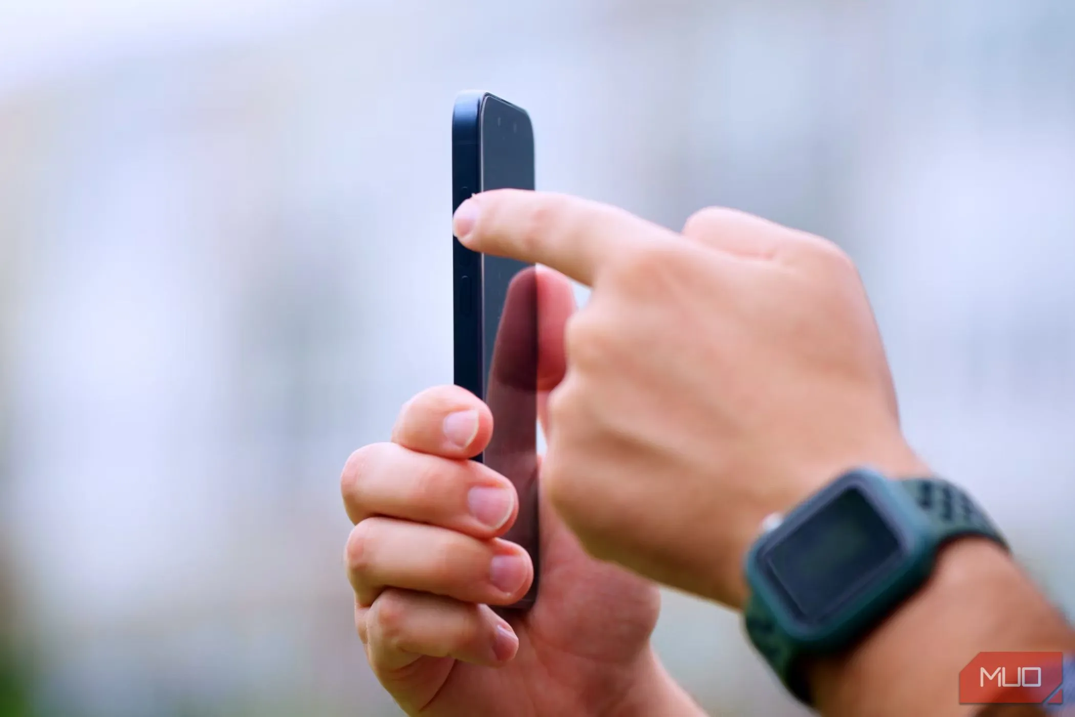 Người dùng thao tác với Nút tác vụ (Action Button) trên iPhone 15 Pro, minh họa tính năng nút tùy chỉnh.