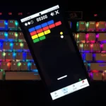 Người dùng trải nghiệm game Block Breaker trên điện thoại di động thông qua Google Search