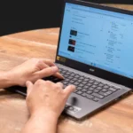Người dùng trải nghiệm tính năng trên laptop Acer Chromebook hiện đại