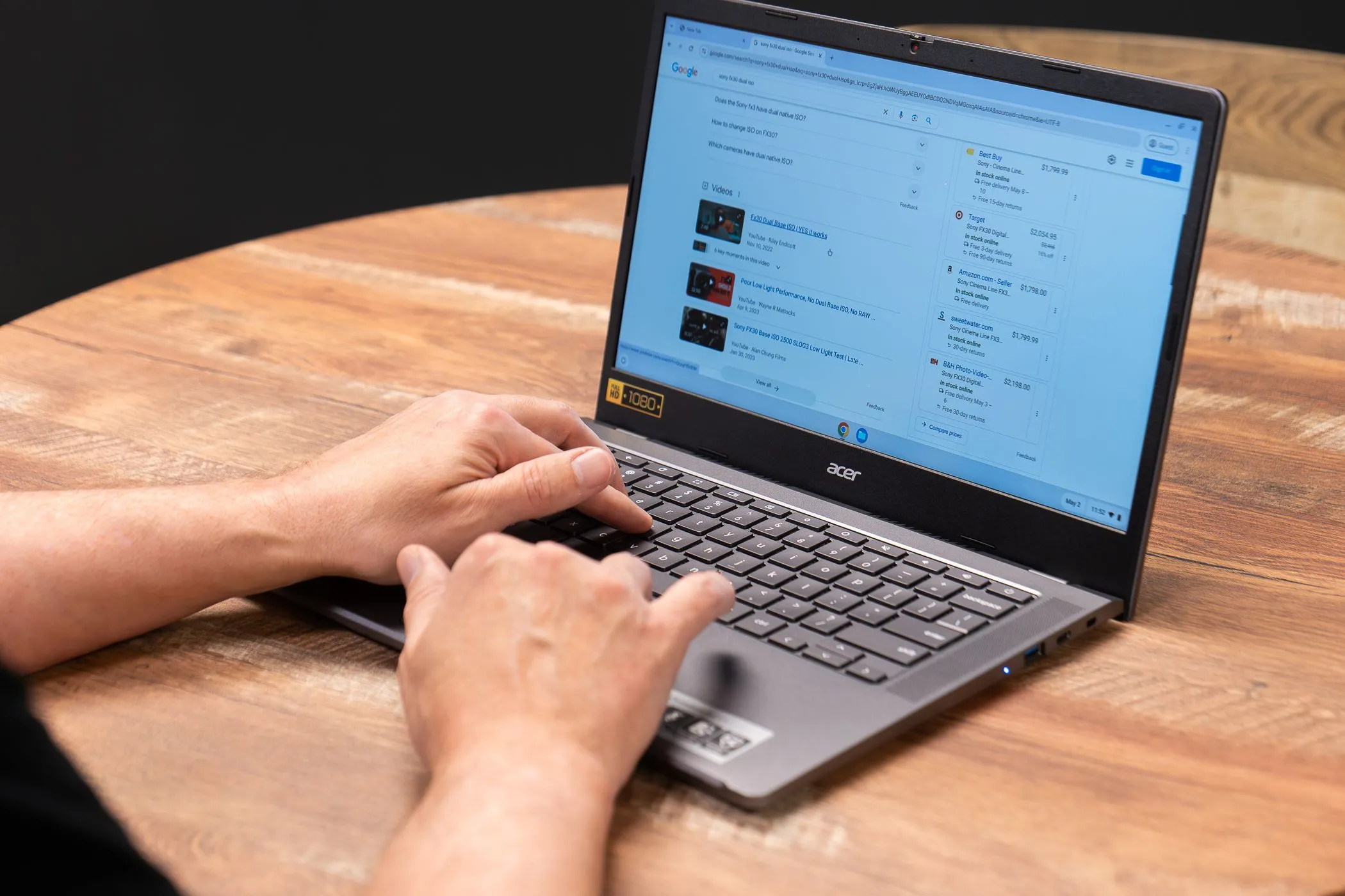 Người dùng trải nghiệm tính năng trên laptop Acer Chromebook hiện đại