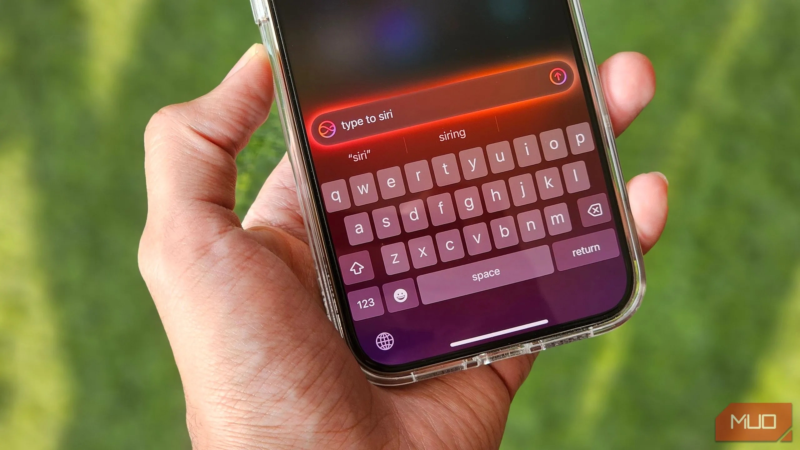 Người dùng tương tác với Siri bằng cách gõ văn bản trên iPhone, tính năng Type to Siri, minh họa cho khả năng AI của Apple Intelligence.