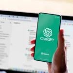 Người dùng xem ChatGPT trên điện thoại thông minh và máy tính để bàn
