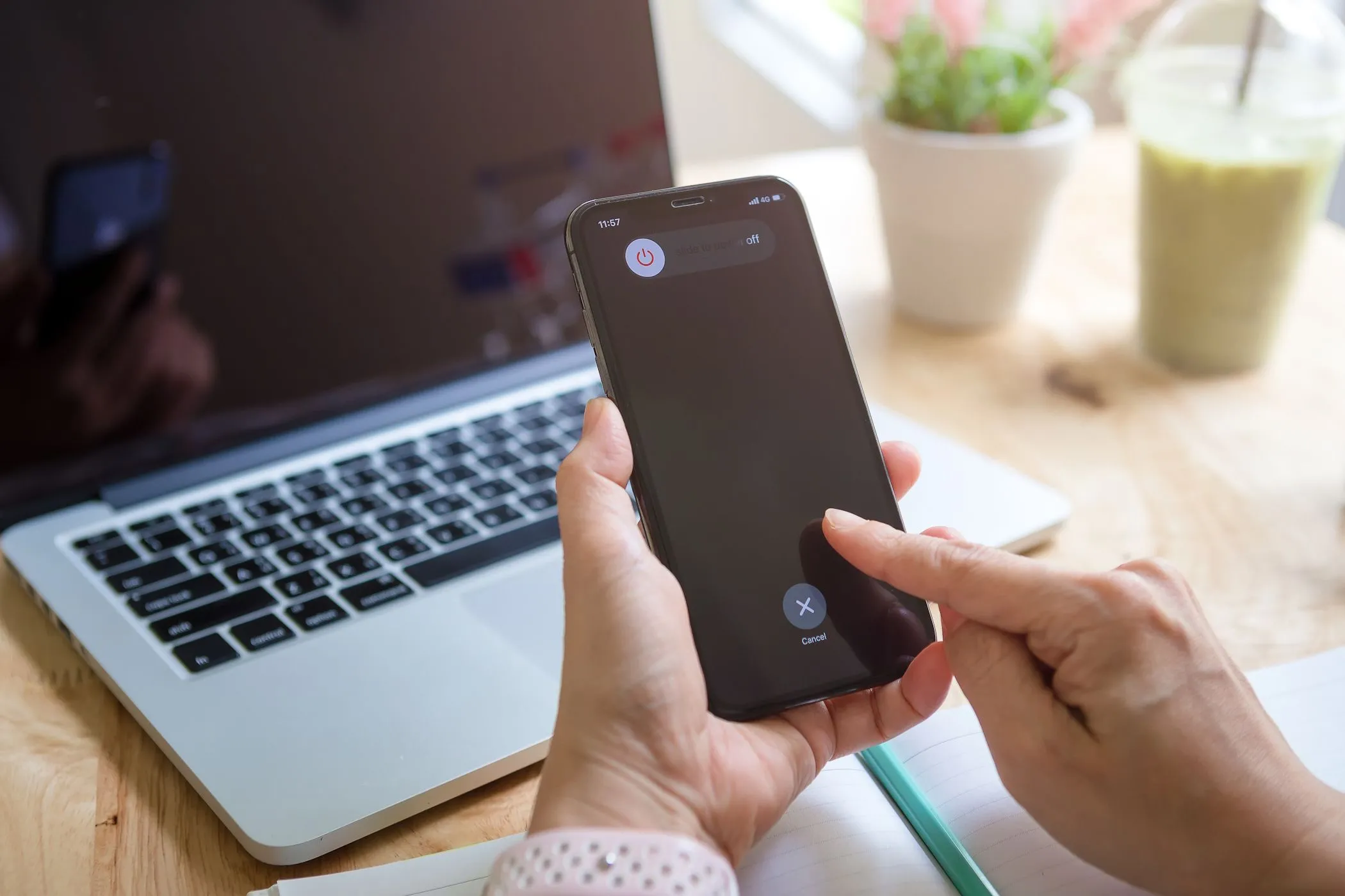 Người phụ nữ cố gắng tắt iPhone