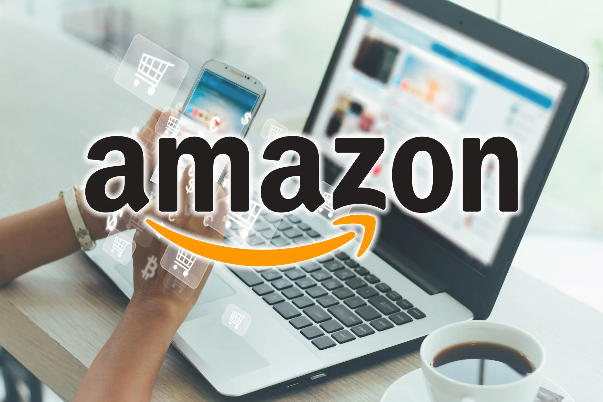 Người phụ nữ đang mua sắm trực tuyến trên laptop với logo Amazon, thể hiện phạm vi thu thập dữ liệu rộng lớn của Amazon và Prime Video