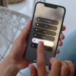 Người phụ nữ đang sử dụng iPhone 12 Pro với chế độ Tập trung (Focus Mode) được kích hoạt để cải thiện sự tập trung.