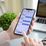 Người phụ nữ dùng iMessage trên iPhone, biểu tượng ứng dụng nhắn tin xanh lá.