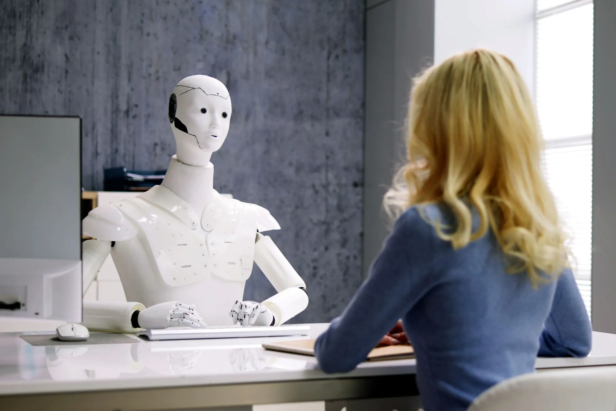 Người phụ nữ phỏng vấn với robot AI thể hiện khả năng tương tác của tác nhân AI