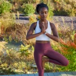 Người phụ nữ tập yoga với đồng hồ Garmin Quatix 6x Solar trên cổ tay