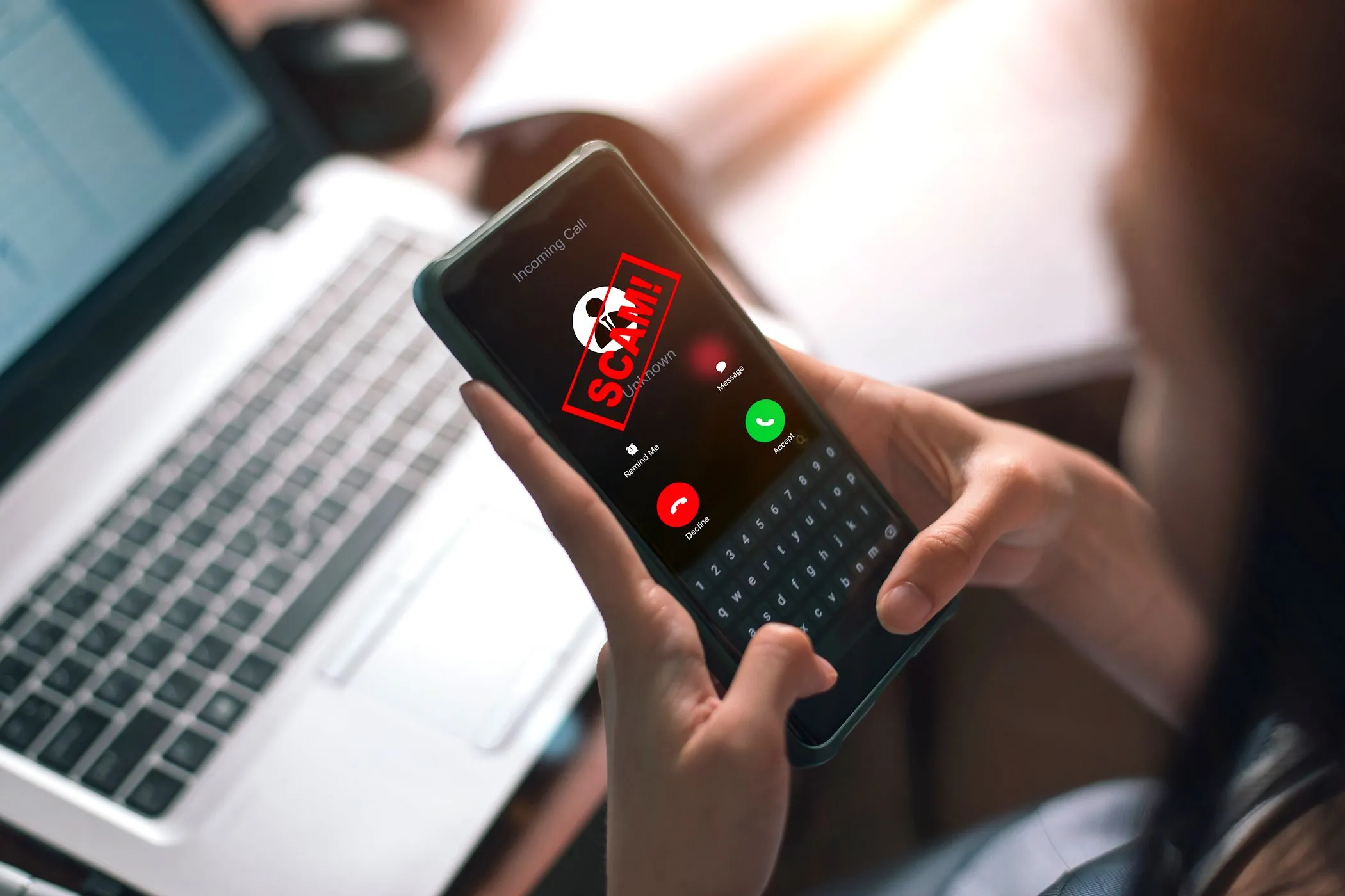Người phụ nữ trả lời điện thoại với cảnh báo cuộc gọi lừa đảo