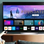 Người phụ nữ xem phim trên TV LG OLED Evo, minh họa trải nghiệm xem phim chân thực của màn hình OLED