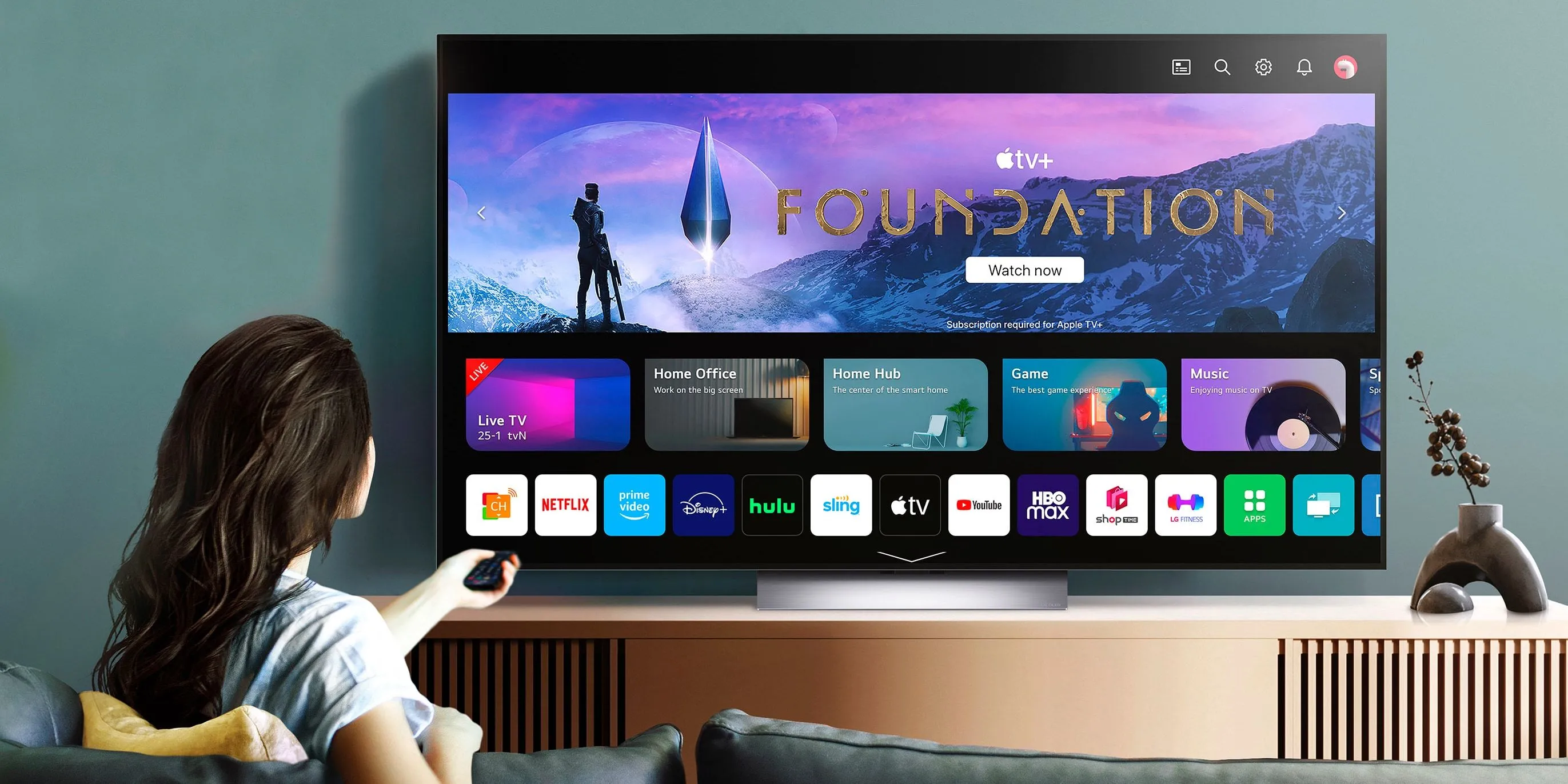 Người phụ nữ xem phim trên TV LG OLED Evo, minh họa trải nghiệm xem phim chân thực của màn hình OLED