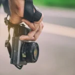 Nhiếp ảnh gia cầm máy ảnh chuyên nghiệp, so sánh với camera smartphone tiện lợi
