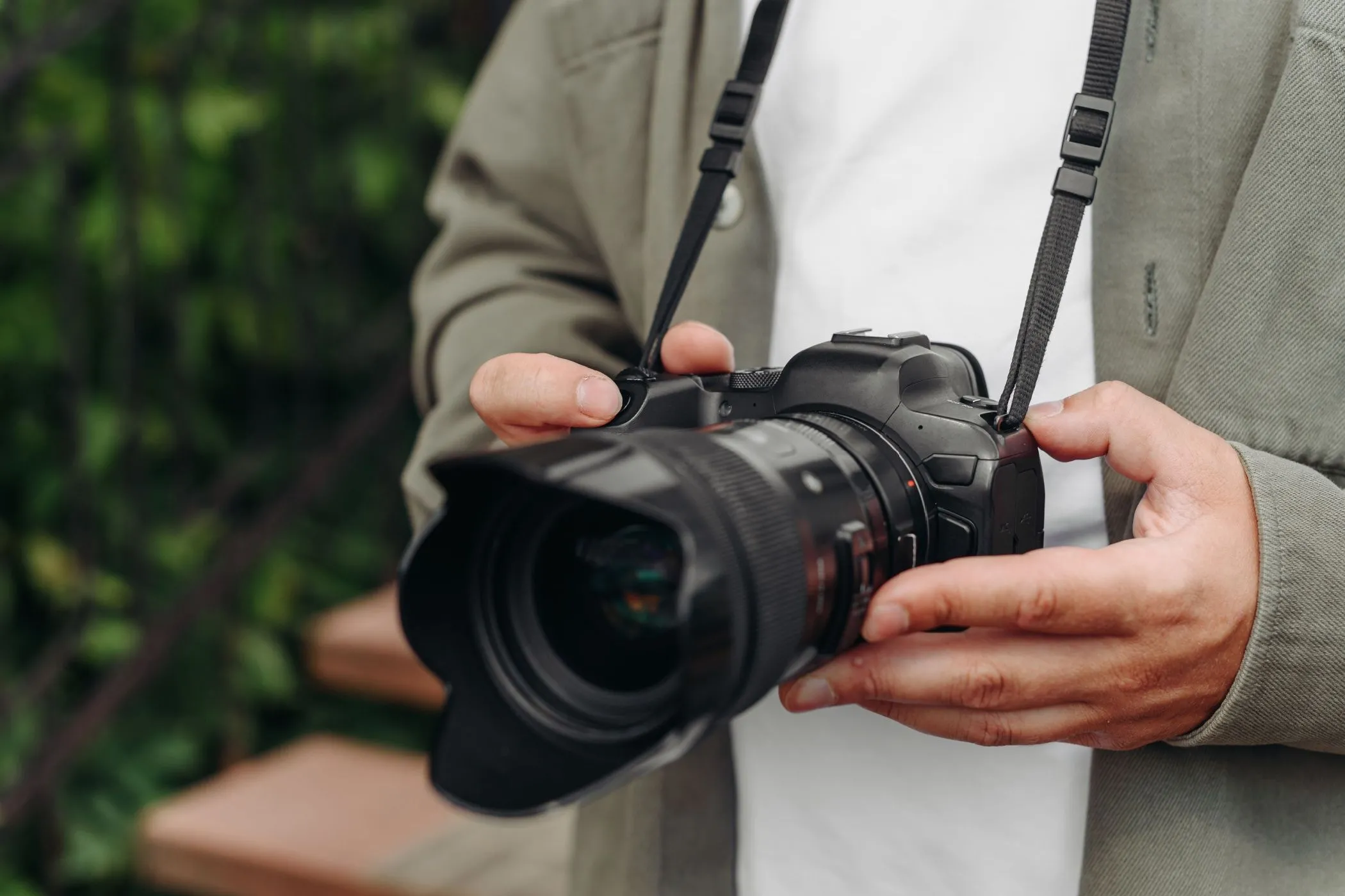 Nhiếp ảnh gia trẻ tuổi cầm máy ảnh DSLR