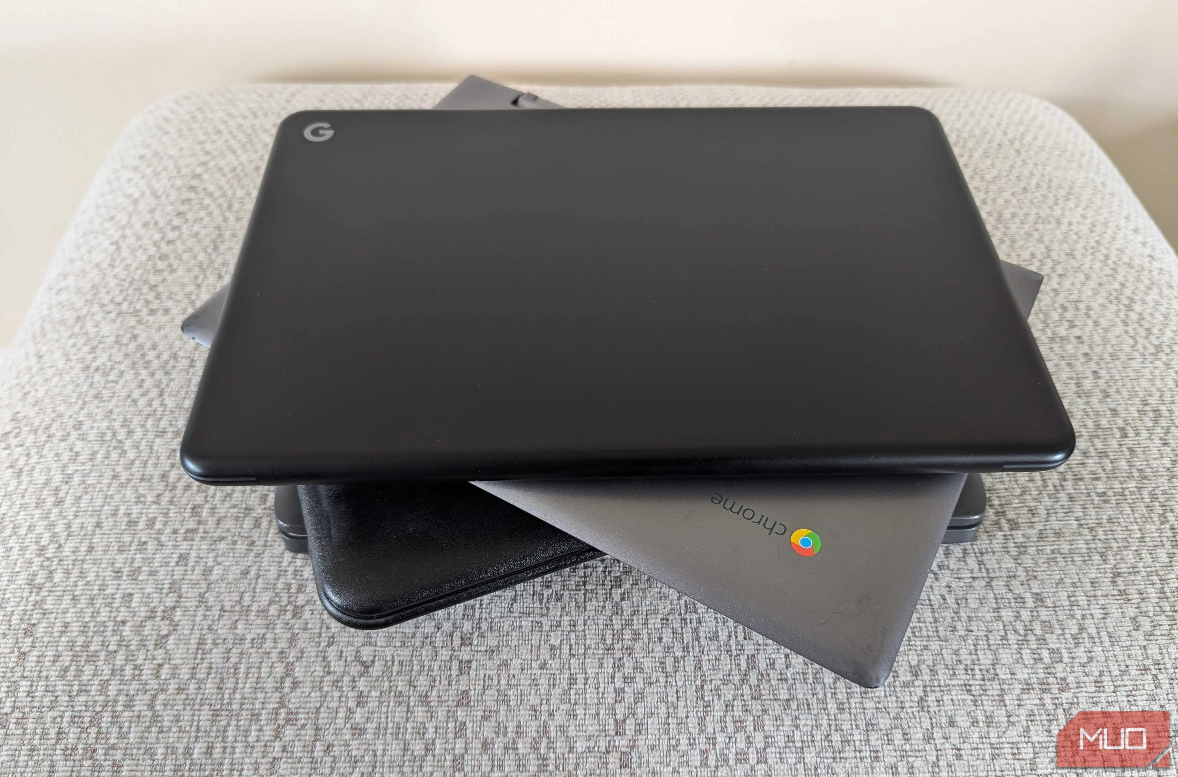 Nhiều chiếc Chromebook được xếp chồng lên nhau, thể hiện sự nhỏ gọn và tiện lợi khi mang theo