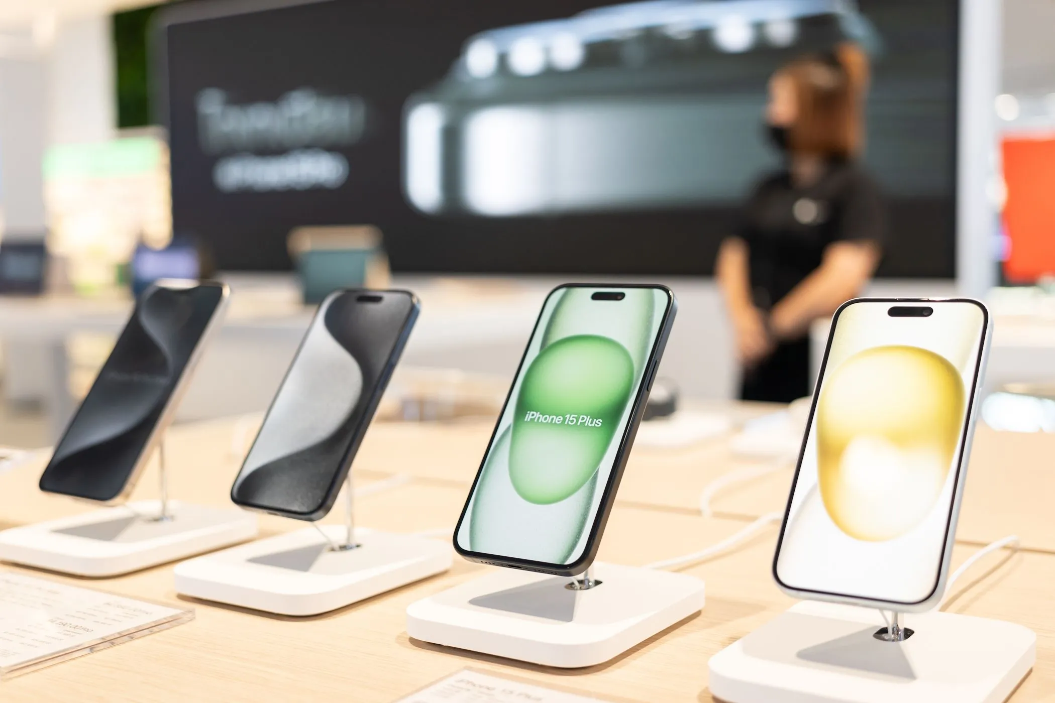 Nhiều mẫu iPhone 15 mới đang được trưng bày trong một cửa hàng Apple, nêu bật các cải tiến tăng dần và vấn đề rác thải điện tử.