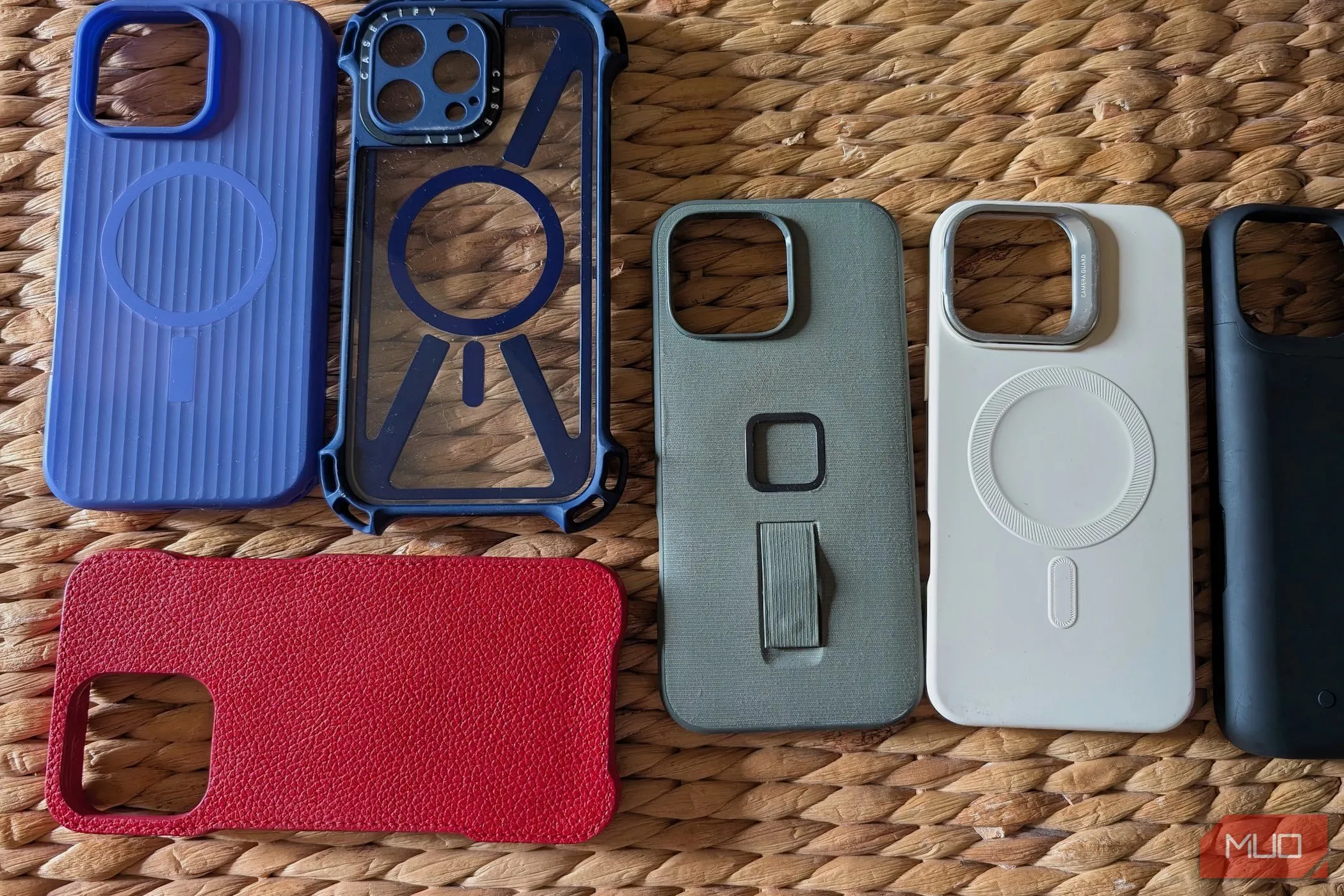 Nhiều ốp lưng điện thoại iPhone đặt cạnh nhau, gợi ý việc luân phiên để bảo quản ốp lưng trong suốt