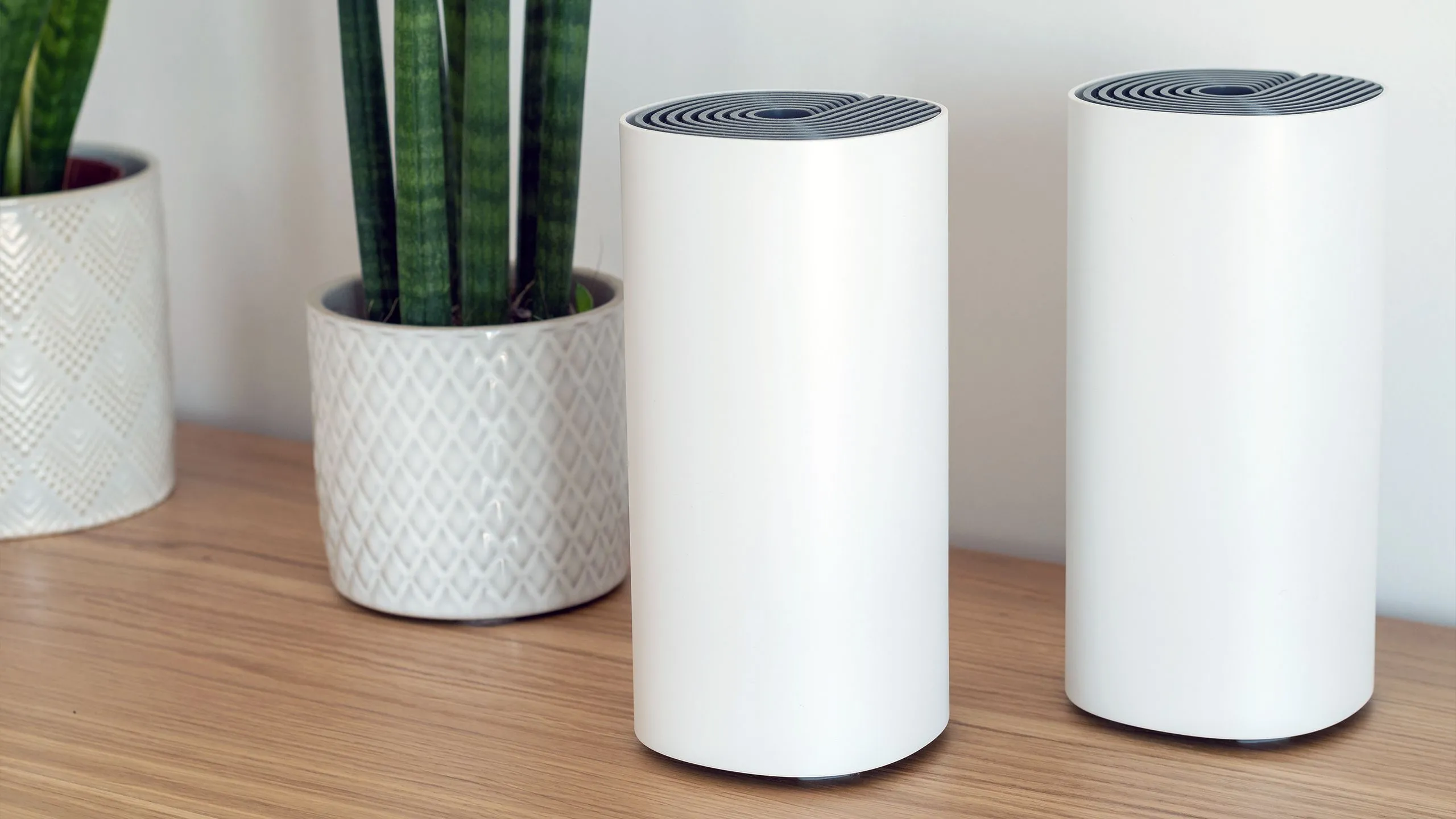 Nhiều thiết bị router Mesh Wi-Fi hoạt động cùng nhau để tạo mạng lưới phủ sóng rộng khắp ngôi nhà