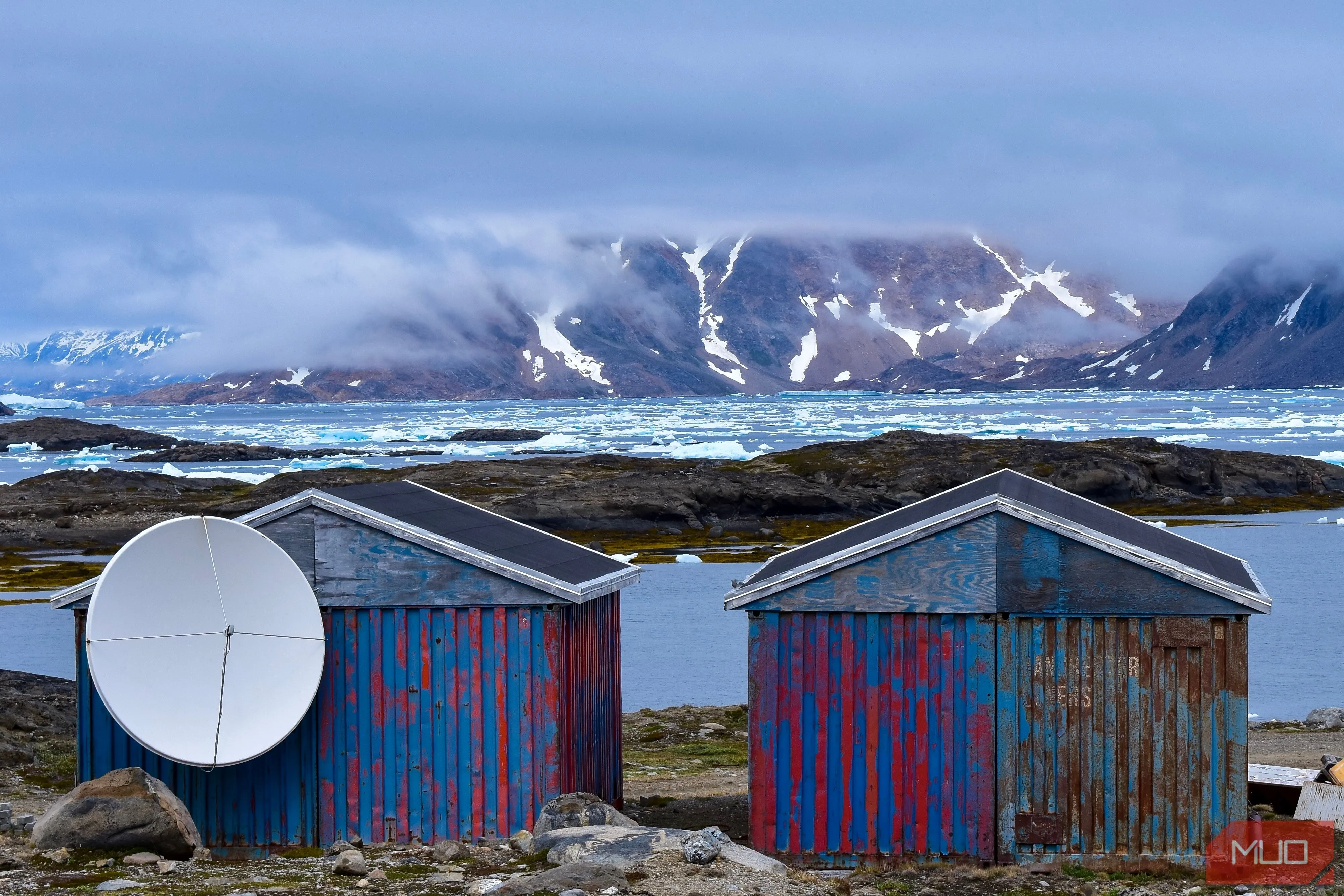 Những ngôi nhà và dãy núi ấn tượng trên một hòn đảo ở Greenland